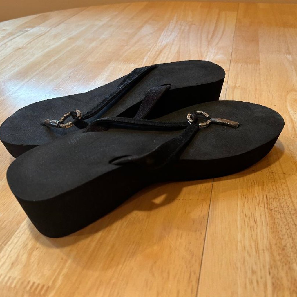 Brand New Avon Sparkling Circle Flip Flop Size Large 910 Brand New Avon Sparkling Circle Flip Flop Size Large 910